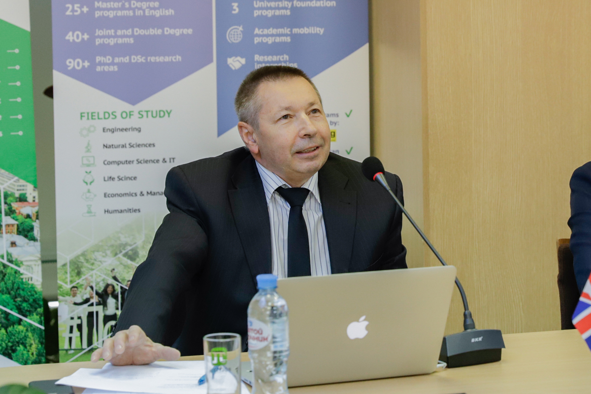 El profesor Vyacheslav SHKODYREV, director de la escuela Superior de sistemas y gestión cibernéticos de SPbPU