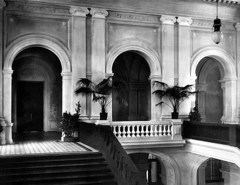 Escalera del edificio principal en el día de la inauguración del instituto. 1902