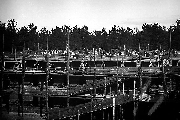 Desmonte de la parcela, preparación de los cimientos y construcción de las paredes, años 1900-1904