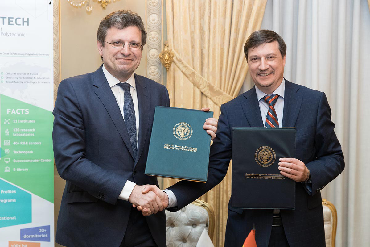 A la derecha el Vicerrector de relaciones internacionales Dmitry Arséniev
