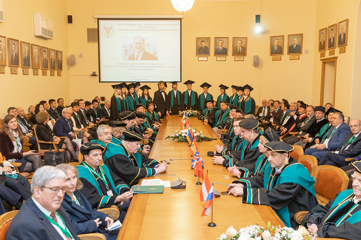 La sesión solemne del Presídium del Consejo Académico de la SPbPU y de las delegaciones de universidades extranjeras 