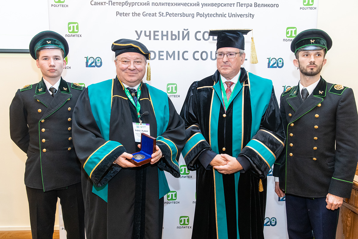El rector ha entregado la toga y el título de Doctor Honoris Causa de la SPbPU a Jörg Steinbach 