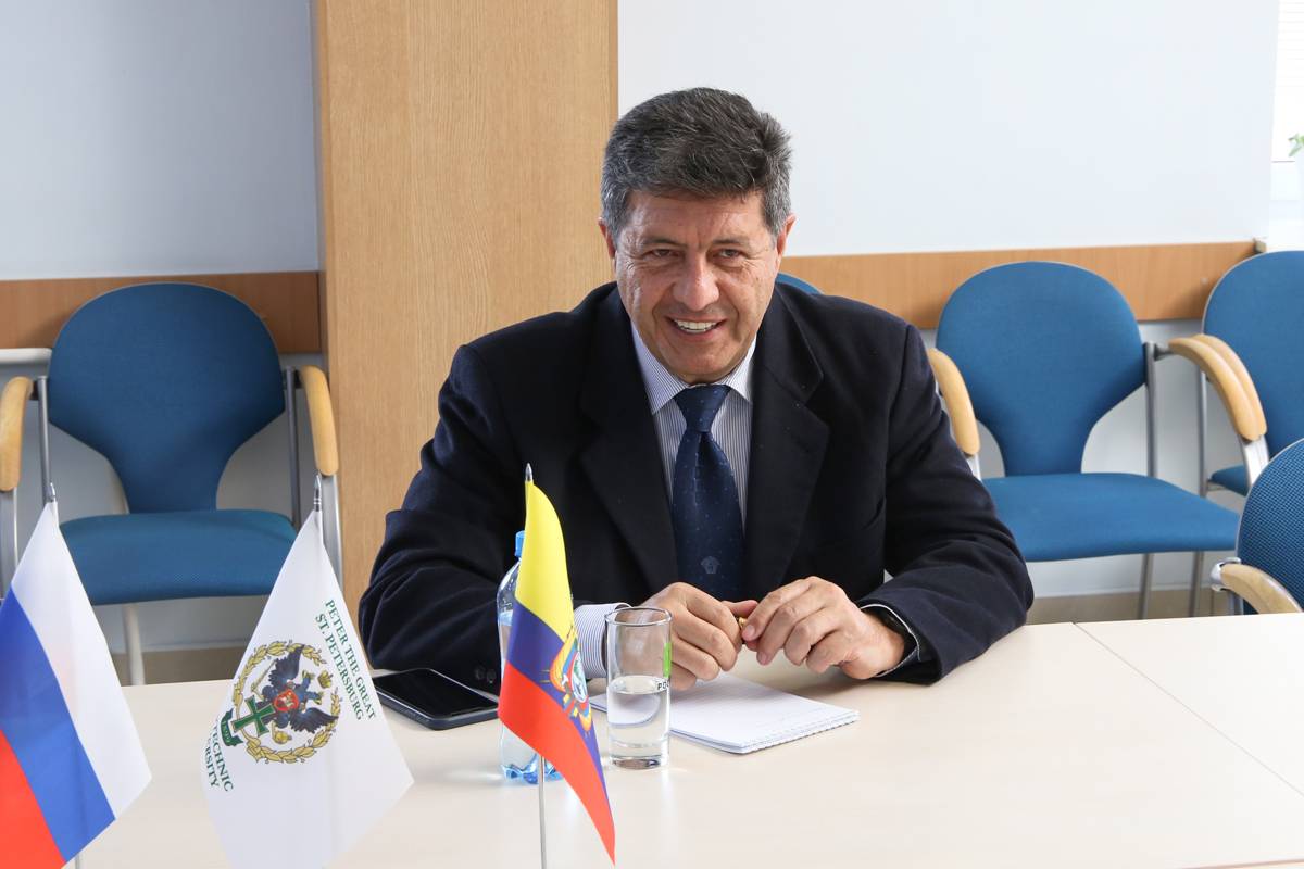 Embajador de la República del Ecuador en Moscú Juan Holguín Flores
