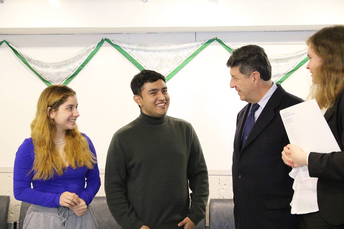 El Embajador de la República del Ecuador en Moscú, Juan Holguín Flores, se reunió con estudiantes de la SPbPU en el Centro de Información