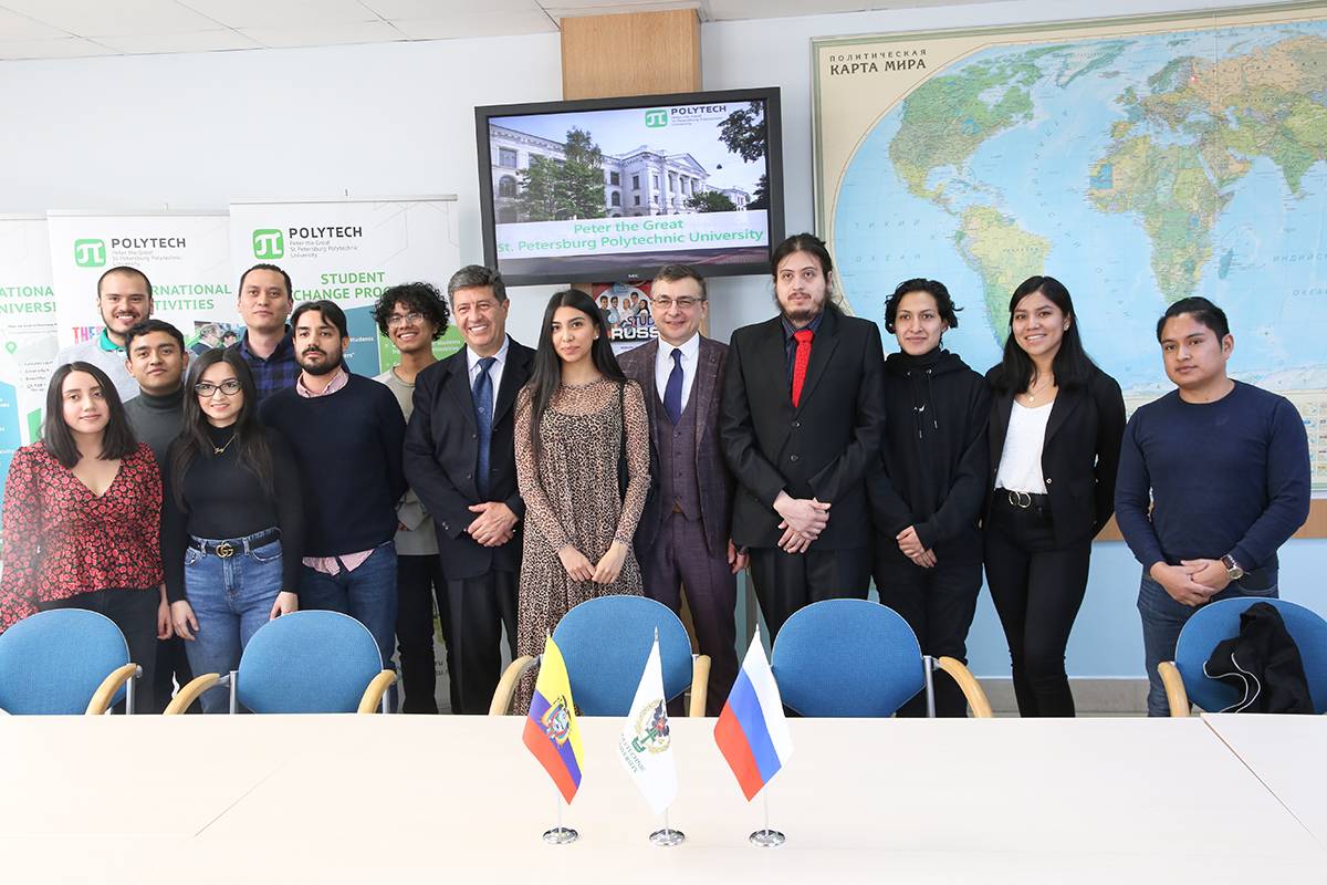 Embajador de la República de Ecuador en Moscú Juan Holguín Flores y Cónsul Honorario de la República de Ecuador en San Petersburgo Sergey Voronkov con estudiantes ecuatorianos