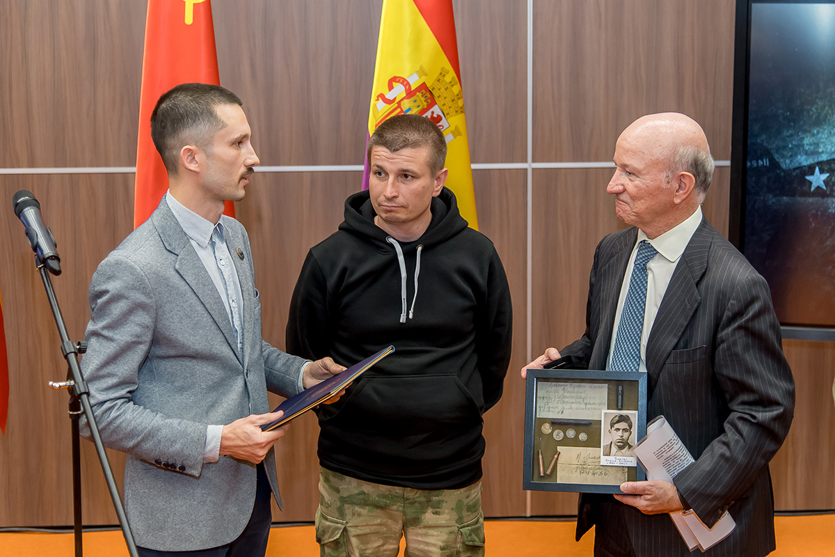 Los estudiantes de la Universidad Politécnica entregaron un cuadro con artefactos del soldado español al cónsul general del Reino de España